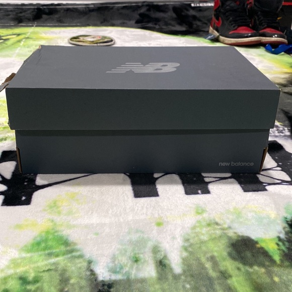 New balance white and green size 10 worn once box has a little damage to it. - Picture 5 of 14